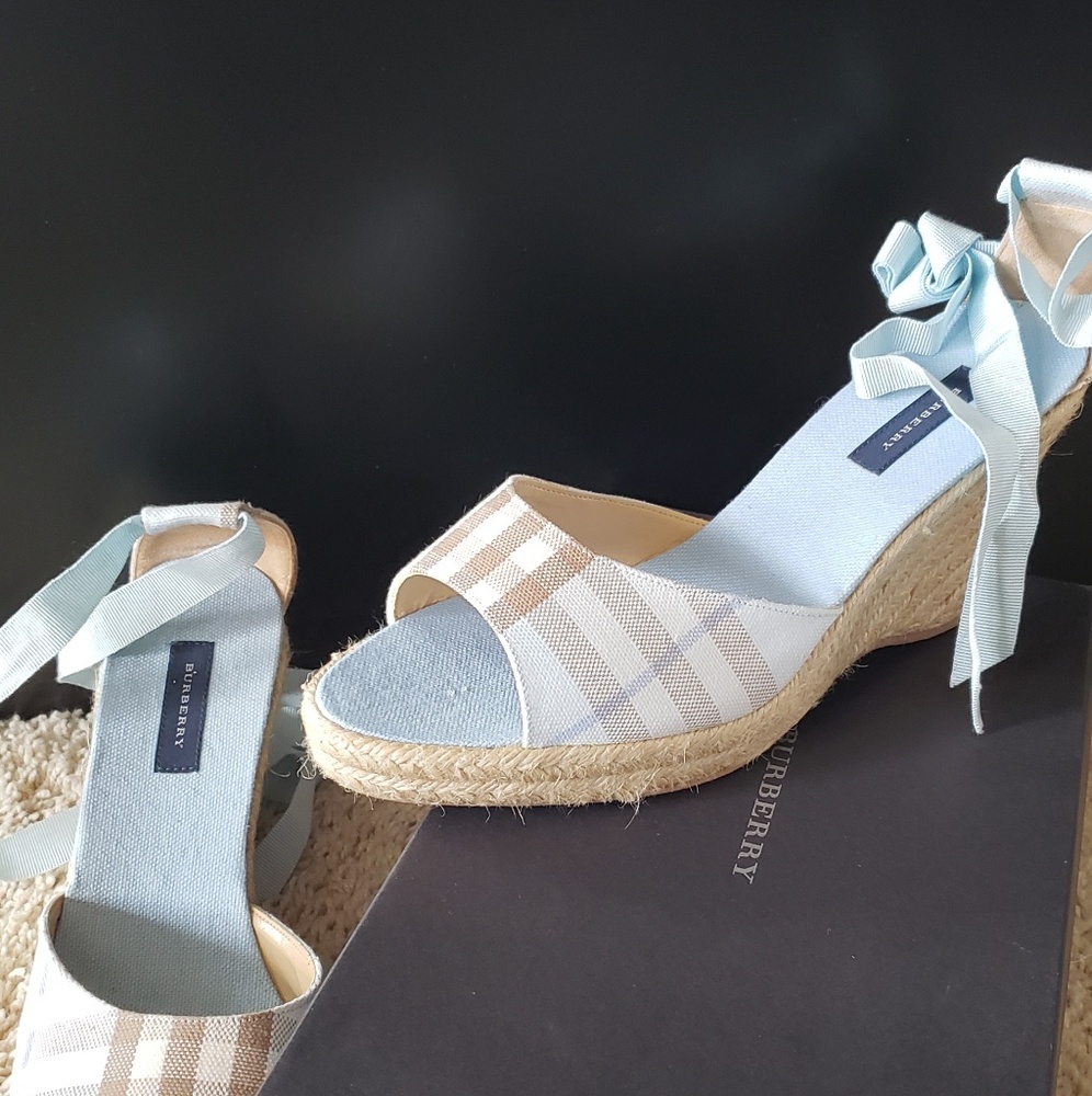Open toe shoes